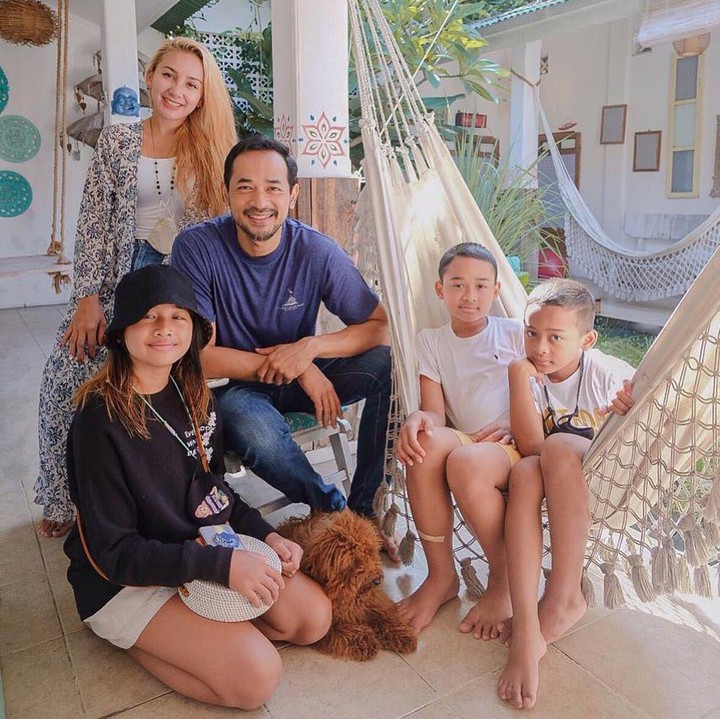 <p>Oka Antara dan Rara Wiritanaya dikaruniai tiga orang anak dari pernikahan mereka. Mereka adalah Akshara Isaka Raia, Narasima Ruga, dan Yuri Kamayusa. (Foto: Instagram @oks_antara)</p>