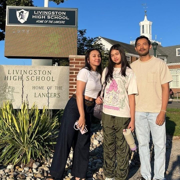 <p>Kini sudah remaja, Raia tengah memulai kesibukannya sebagai siswi SMA. Ia bersekolah di Livingston High School, Amerika Serikat. "Si paling perantau di hari pertamanya jadi anak SMA," kata Oka. (Foto: Instagram @oks_antara)</p>