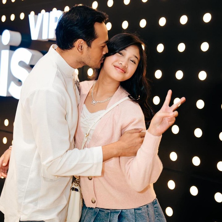 <p>Jadi putri satu-satunya, gadis yang akrab disapa Raia itu sangat disayang oleh sang Ayah. Oka tak segan memuji putrinya di media sosial. "Jarang foto bareng anak, tapi tidak dengan kemarin malam. @airantara lagi cakep-cakepnya soalnya," tulis Oka dalam unggahannya. (Foto: Instagram @oks_antara)</p>