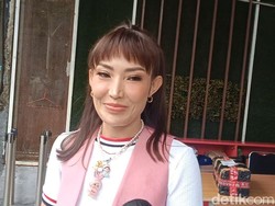 Lebaran Makin Dekat Core, Suami Ayu Dewi Gelar Meja Pingpong