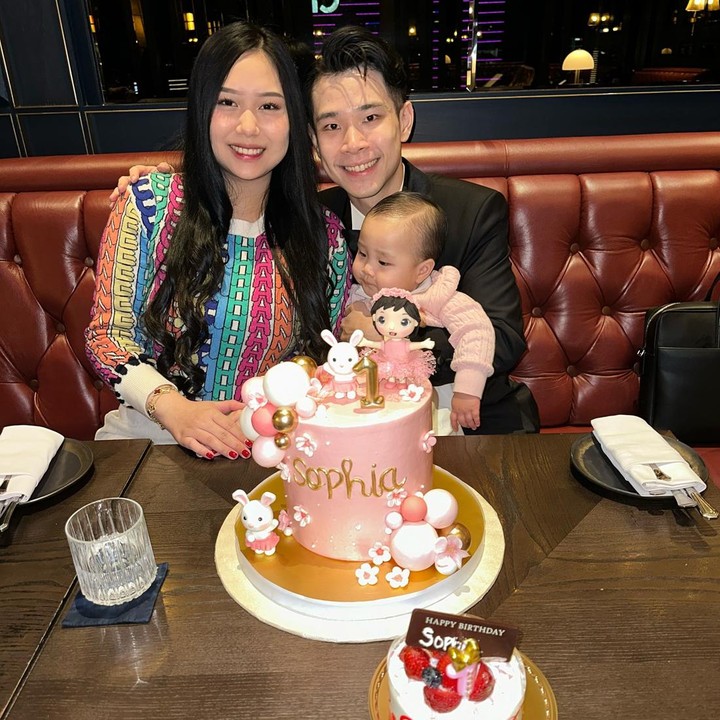 <p>Kue pertama berwarna pink, ini merupakan pemberian kakek, nenek, dan sang tante. Lalu, kue berwarna putih merupakan pemberian pengasuhnya. "<em>Celebrating Sophia's 1st birthday. Pink Cake from grandma & grandpa & aunty Jessica, white cake from sus . Thank you for all the gifts.</em>"(Foto: Instagram @siscakohl dan @jessnolimit)<br /><br /><br /></p>