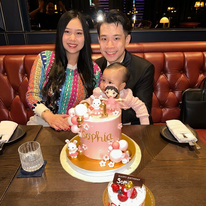 <p>Momen perayaan ini dibagikan ayah dan ibunda Sophia melalui akun Instagram. Dalam momen tersebut, ulang tahun Sophia dirayakan dengan dua kue berbeda, nih. (Foto: Instagram @siscakohl dan @jessnolimit)<br /><br /><br /></p>