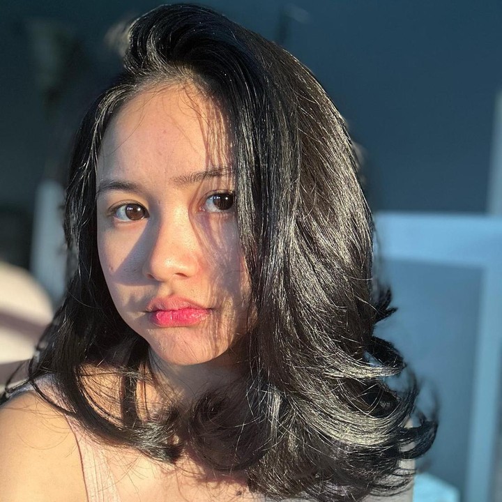 <p>Bunda masih ingat Dinda Azani? Pemilik nama lengkap Adinda Rizki Aprilia Azani itu sudah membintangi banyak judul sinetron sejak 2012. Ia sangat aktif menggeluti dunia akting di industri hiburan. (Foto: Instagram @dindazani)</p>