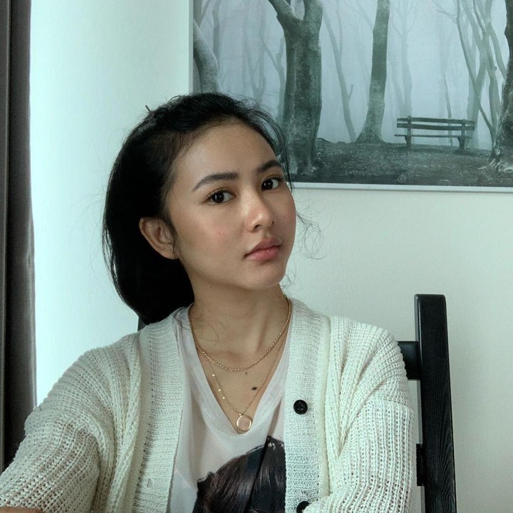 <p>Dinda mengawali kariernya sebagai seorang model pada 2011 setelah lulus SMA. Setelah itu, ia melebarkan sayap ke dunia seni peran hingga masuk dalam nominasi <em>Festival Film Bandung</em> 2017 dan<em> Silet Awards</em> 2017. (Foto: Instagram @dindazani)</p>