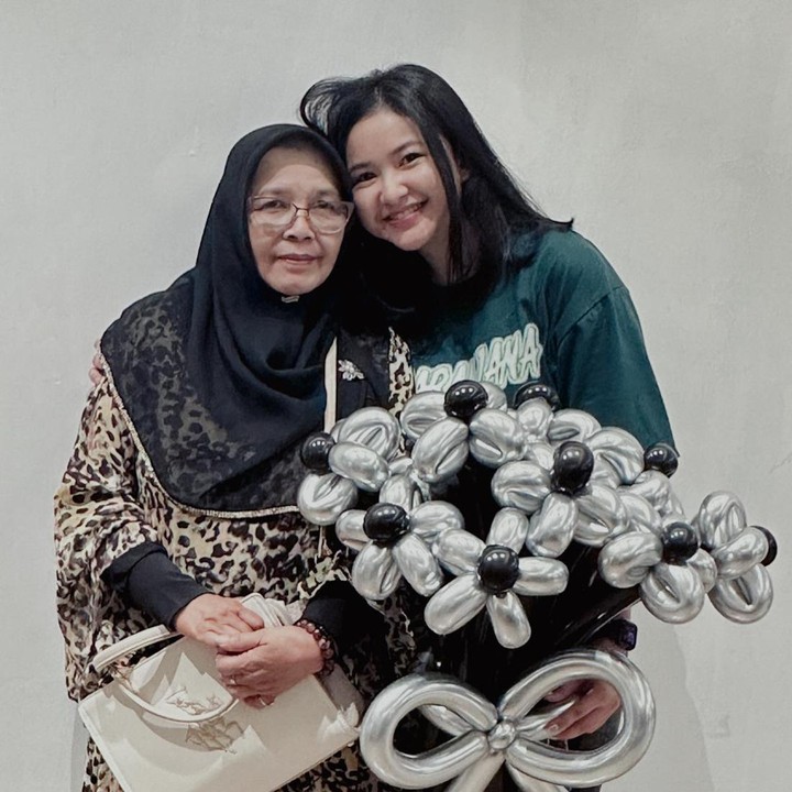 <p>Selayaknya publik figur pada umumnya, Dinda juga aktif menggunakan media sosial. Di akun Instagram pribadinya, Dinda sering membagikan beragam momen keseharian, termasuk ketika menghabiskan waktu bersama keluarga. (Foto: Instagram @dindazani)</p>
