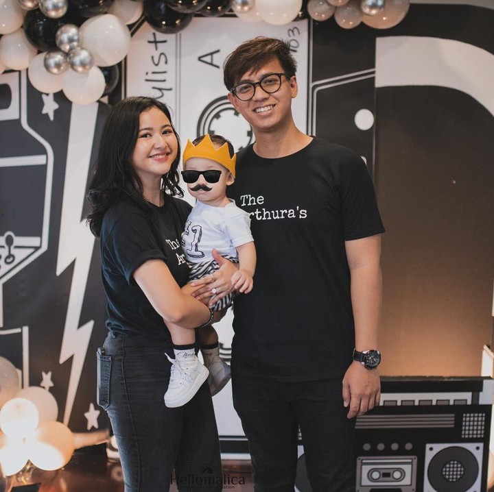 <p>Beberapa waktu lalu, putranya yang bernama Arthura Zachni Kala Sukandar merayakan ulang tahun pertama. <em>"Arthura’s #1 Birthday</em>. Enggak terasa bentar lagi Arthur 17 tahun. Doa Mama Papa menyertaimu, Nak," tulisna di <em>caption. (Foto:</em> Instagram @dindazani)</p>