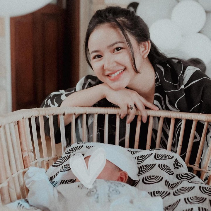 <p>Meski telah memiliki anak, Dinda masih terlihat awet muda, ya? Di usianya yang sudah menginjak 30 tahun, netizen menyebutnya<em> baby face</em>. "30 umurnya masih <em>baby face masyaallah</em>,"tulis akun @salma_*****. (Foto: Instagram @dindazani)</p>