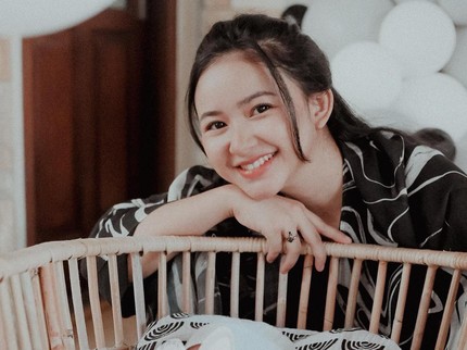 7 Potret Terbaru Pesinetron Dinda Azani, Makin Awet Muda Usai Jadi Bunda