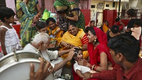 FOTO: Ritual Mandi di India, Doa Pasangan yang Ingin Dapat Momongan