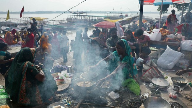 FOTO: Ritual Mandi di India, Doa Pasangan yang Ingin Dapat Momongan