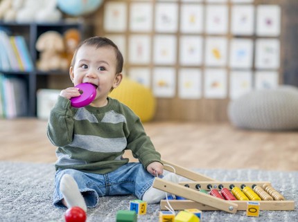 7 Ide Stimulasi Bayi Usia 10 Bulan agar Perkembangannya Ideal