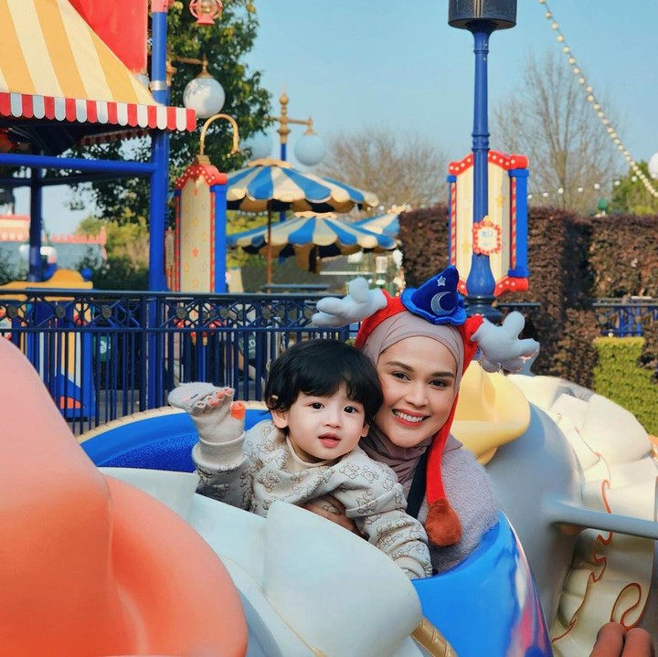 <p>"<em>MasyaAllah</em> sayangnya Mami, Papi, Shaquille. Jadi anak yang hebat dan pintar ya sayangku, <em>Love you</em> @jourelkenziedanuarta," ungkap Cut Meyriska dengan emotikon hati dan kecupan. (Foto: Instagram: @cutratumeyriska)</p>