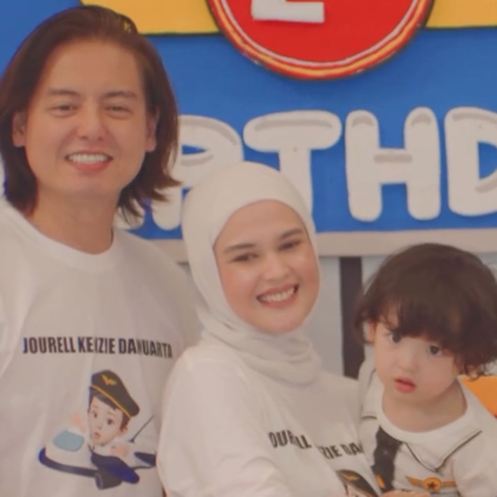 <p>Putra bungsu Cut Meyriska dan Roger Danuarta, Jourell Kenzie Danuarta, kian menarik perhatian netizen karena sangat menggemaskan. Bocah yang lahir pada 22 April 2022 itu sudah genap berusia dua tahun. (Foto: Instagram: @cutratumeyriska)</p>