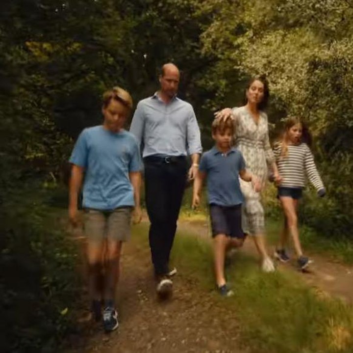 <p>Kate Middleton sebelumnya sempat hiatus dari hadapan publik setelah didiagnosis kanker dan menjalani kemoterapi. Belum lama ini, ia memberikan kabar terbarunya yang tengah menikmati waktu bersama sang suami, Pangeran William, dan anak-anaknya, yakni Pangeran George, Putri Charlotte, dan Pangeran Louis. (Foto: Instagram@princeandprincessofwales)</p>