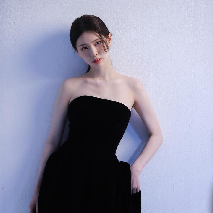 <p>Kim Ji Eun tampil mangilingi saat mengenakan <em>off-shoulder dress</em> berwarna hitam ketika melakukan sesi pemotretan. Gaya <em>makeup</em> yang menonjolkan keindahan mata semakin membuatnya terlihat <em>stunning.</em> (Foto: Instagram @kj_ieun)</p>