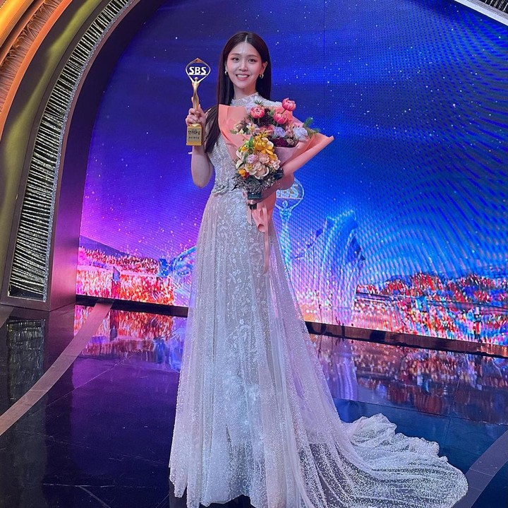 <p>Di acara berikutnya, Kim Ji Eun terlihat elegan dengan gaun berbahan <em>lace</em> yang berhiaskan <em>floral embroidery</em>. Siluet panjang pada ekor gaun membuatnya tampak seperti <em>princess</em> ya, Bunda? (Foto: Instagram @kj_ieun)</p>