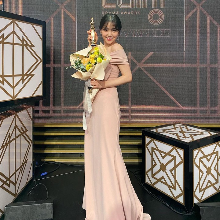 <p>Kembali memamerkan pialanya, Kim Ji Eun tampil memesona dalam balutan<em> off-shoulder dress</em> berwarna <em>beige</em> yang lembut. Ia tampak semakin manis dengan riasan wajah <em>soft.</em> (Foto: Instagram @kj_ieun)</p>
