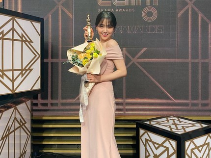 5 Potret Elegan Kim Ji Eun Pemeran Mo Eum di Love Next Door dalam Balutan Dress, Bikin Pangling