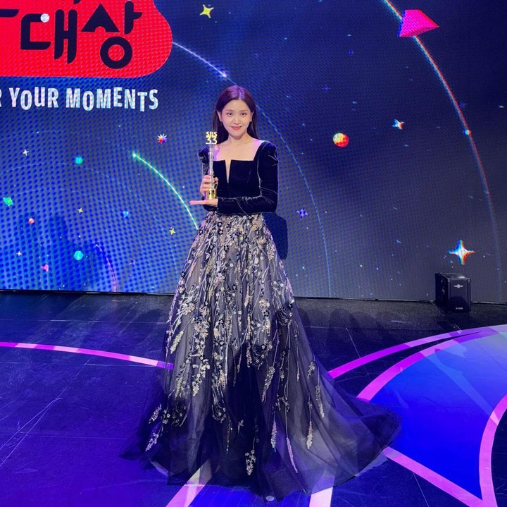 <p>Masih dengan <em>dress</em> warna hitam, Kim Ji Eun mengenakan gaun malam beraksen <em>slit</em> pada bagian dada ketika membawa pulang piala di sebuah acara penghargaan. (Foto: Instagram @kj_ieun)</p>