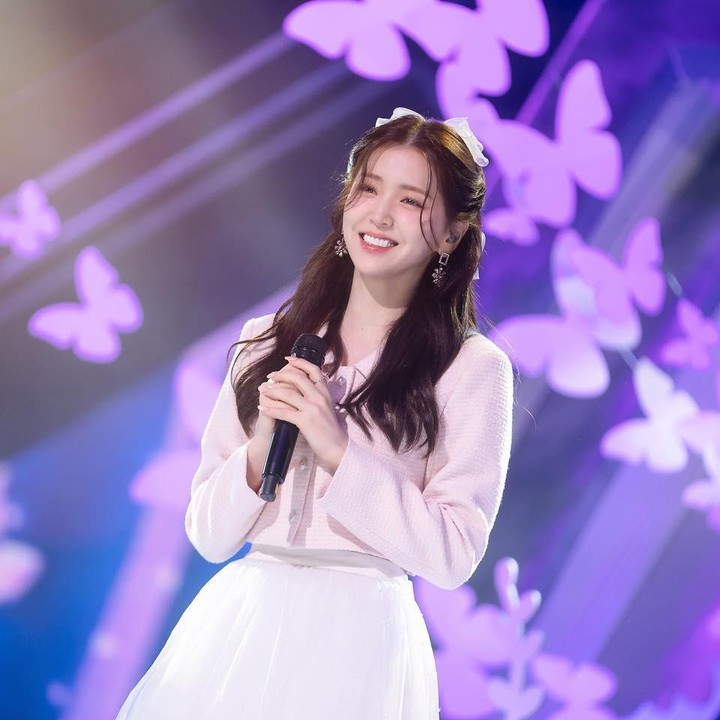 <p>Kim Ji Eun tengah membintangi drama Korea terbaru berjudul<em> Love Next Door.</em> Debut ke dunia hiburan sejak 2015, Kim Ji Eun tak hanya mencuri perhatian lewat gaya aktingnya. Ia juga punya penampilan memesona di depan kamera. Dalam potret yang dibagikan, ia tampil menggemaskan dengan <em>outfit</em> bernuansa pink yang lembut. (Foto: Instagram @kj_ieun)</p>