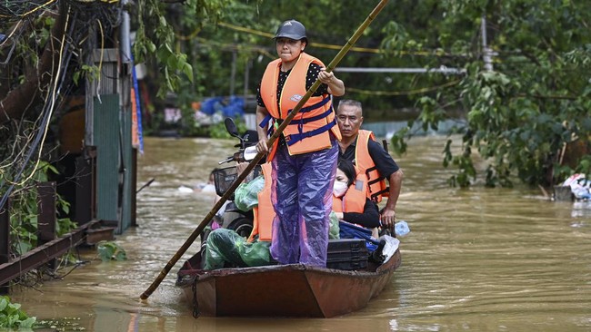 Kemlu RI memastikan tidak ada laporan WNI yang terdampak topan super Yagi di Vietnam.