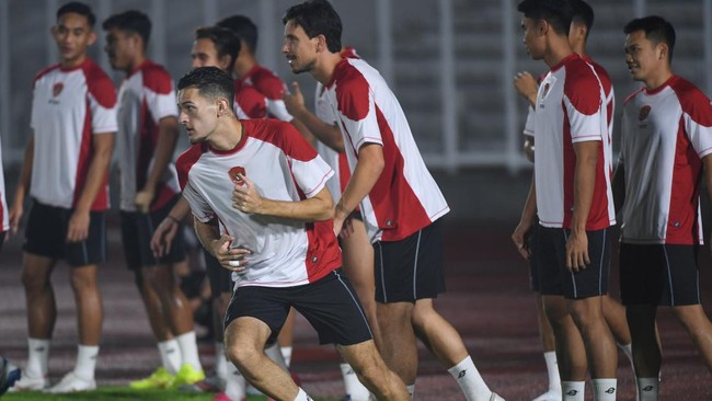 Sesi latihan pertama Timnas Indonesia di Bahrain menjelang pertandingan babak ketiga Kualifikasi Piala Dunia 2026 berjalan lancar.