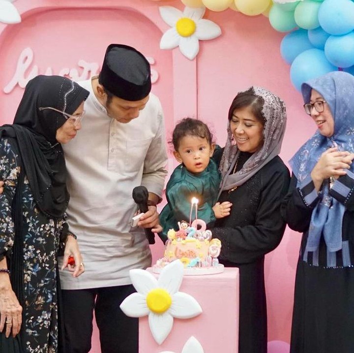 <p>Tak sampai di situ, istri Noer Fajriensyah ini juga menuliskan doa. Ia berharap agar sang putri bisa menjadi sumber kebahagiaan bagi orang lain. "Di usia kedua ini Ibu doakan Lyora akan selalu mempedomani bahwa bahagia itu sebab akibat dari membuat yang lain bahagia."(Foto: Instagram @meutya_hafid)<br /><br /><br /></p>