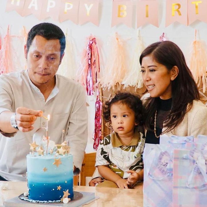 <p>Melalui akun Instagram pribadi, jurnalis yang kini menjadi politikus tersebut membagikan perayaan ultah sang putri. Lewat caption, ia menyebut Lyora sebagai anugrah terindah. "Selamat ulang tahun anugrah terindah Ibu!" tulisnya. (Foto: Instagram @meutya_hafid)<br /><br /><br /></p>