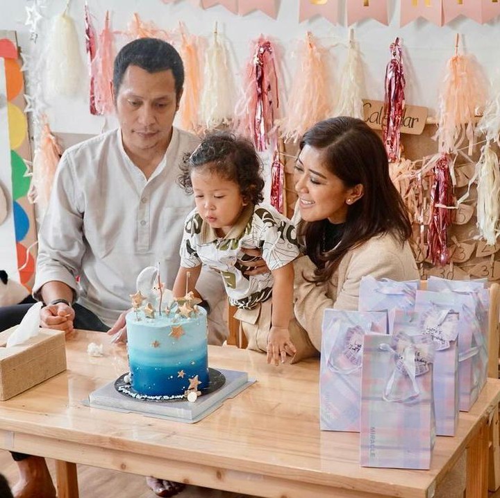 <p>Meutya Hafid baru saja merayakan ulang tahun sang putri, Lyora shaqueena Ansyah. Sang putri baru genap berusia 2 tahun, Bunda. (Foto: Instagram @meutya_hafid)<br /><br /><br /></p>