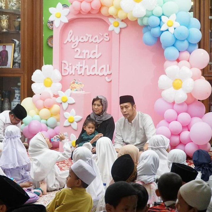 <p>Acara ulang tahun sang putri juga dirayakan dengan cara berbagi. Melalui kolom komentar, banyak yang memberikan ucapan serta doa untuknya. "Barakallahu fii umrik lyora cantik.. semoga tumbuh menjadi anak yang selalu bahagia, di berikan keberkahan, kesehatan, semoga Allah selalu melindungi lyora," tulis akun @shint****. (Foto: Instagram @meutya_hafid)<br /><br /><br /></p>