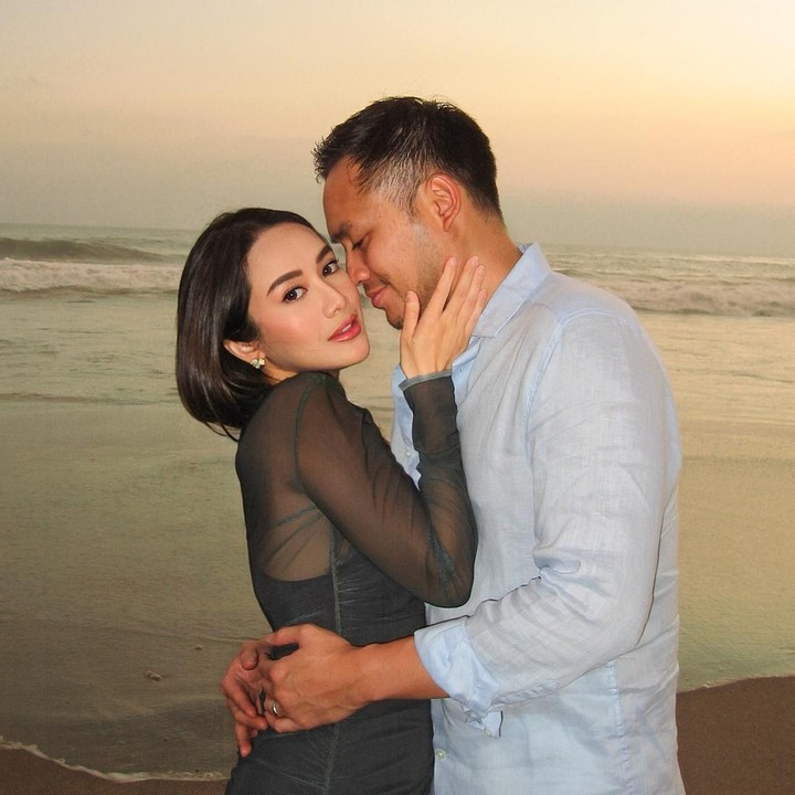 <p>Merdi dan Rama dikenal sebagai pasangan yang romantis, Bunda. Keduanya kerap memperlihatkan kemesraan di media sosial. Tengok saja potret mereka ketika menikmati sunset di pantai. (Foto: Instagram @merdioctav)</p>