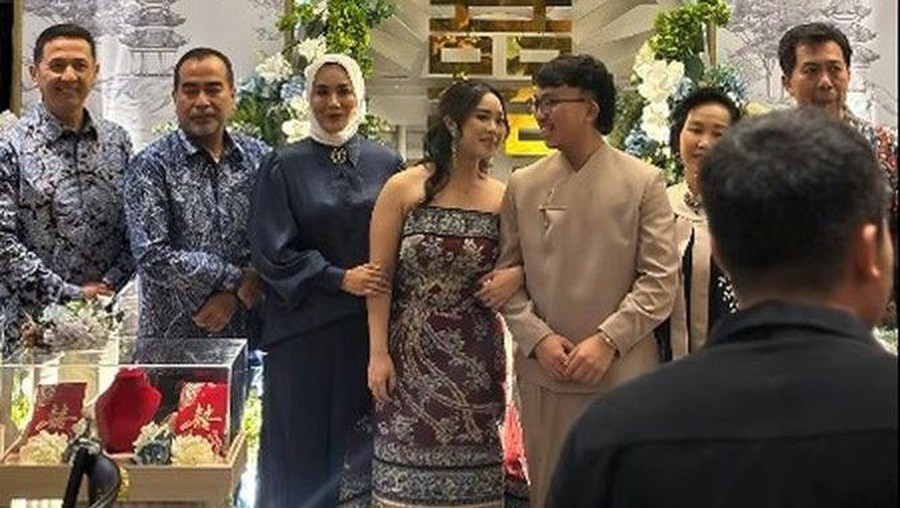 Momen Lamaran Anak Elma Theana