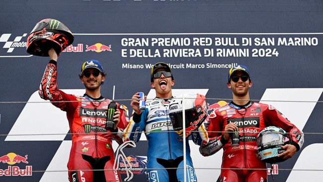 Francesco Bagnaia menunjukkan aksi berkelas dengan membela Marc Marquez yang dicemooh suporter saat tampil di podium kemenangan pada MotoGP San Marino.