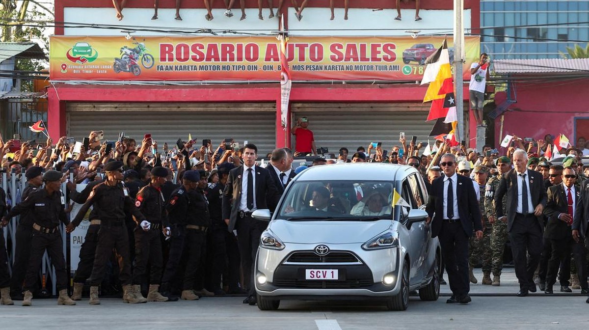 FOTO: Paus Fransiskus Sapa Warga Timor Leste dari Toyota Sienta