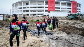 FOTO: Atlet Lewat Jalan Berlumpur di PON Aceh-Sumut 2024