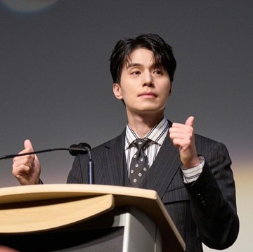 Awet Muda dan Penuh Pesona, Simak Potret Lee Dong Wook di 2024 Toronto International Film Festival
