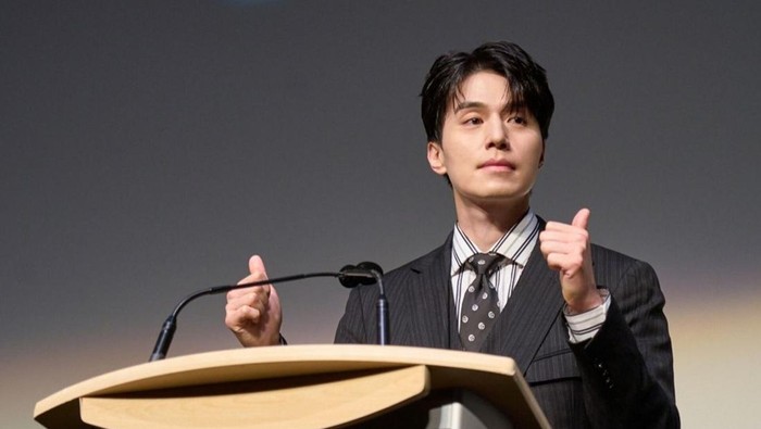 Awet Muda dan Penuh Pesona, Simak Potret Lee Dong Wook di 2024 Toronto International Film Festival