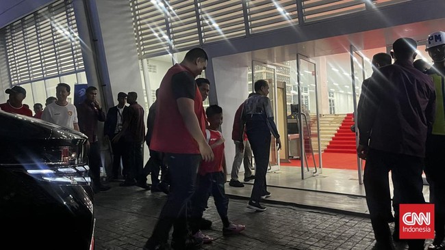 Presiden Joko Widodo (Jokowi) menyaksikan langsung laga Kualifikasi Piala Dunia 2026 Indonesia melawan Australia di Stadion Utama Gelora Bung Karno.