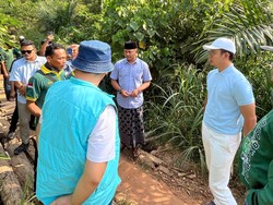 Majukan Lampung Selatan, Radityo Egi Bantu Bangun Jembatan