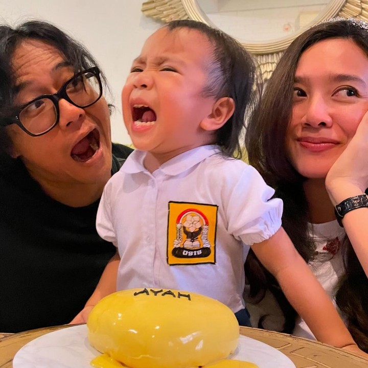 <p>Saat merayakan ultah sang ayah di rumah, Sanne lagi-lagi mencuri perhatian dengan ekspresinya yang beragam. Dari potret-potret tersebut, ada momen ketika Sanne tenang dicium ayah-bunda, ada pula ketika ia teriak hampir menangis. <em>"Part</em> paling gemes pas niup lilin, lgsung teriak. Sanne sanneee," kata @ajojing****.(Foto: Instagram @dea_ananda)</p>