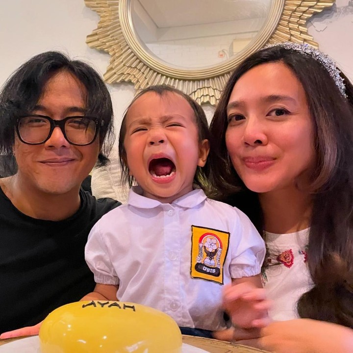 <p>Tak hanya memberi kejutan menjemput ayah di bandara, Sanne dan ibundanya juga sudah menyiapkan kue ulang tahun di rumah. (Foto: Instagram @dea_ananda)<br /><br /><br /></p>