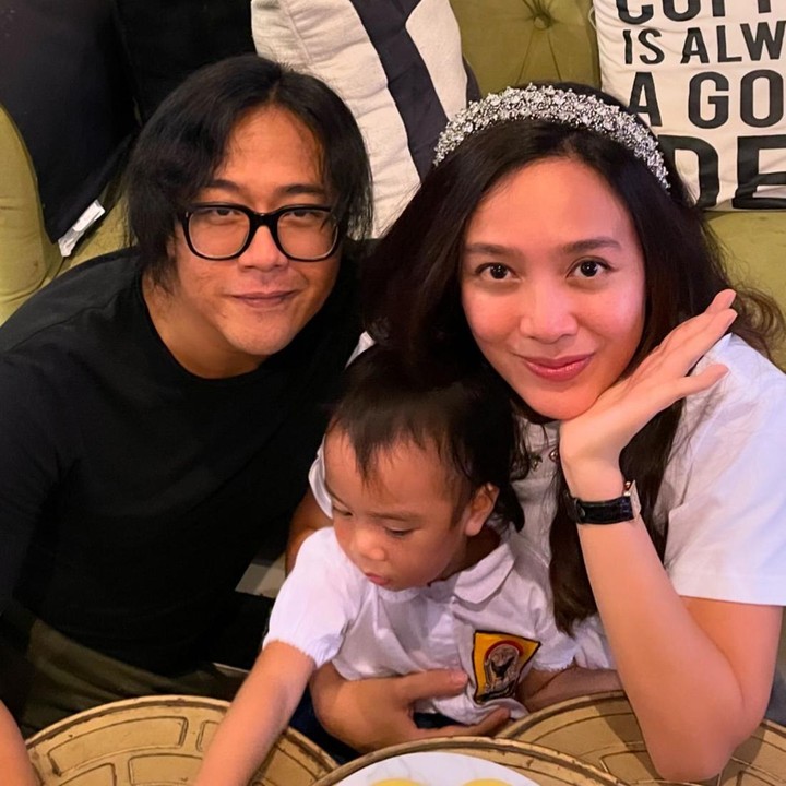 <p>Ini menjadi momen pertama Sanne menjemput ayahnya di sana. Ternyata, ini juga jadi surprise karena sang ayah berulang tahun. "Sanne belum pernah jemput baba langsung ke bandara..tapi karena baba lagi ulang tahun, gue ajak deh dia jemput langsung," bebernya di caption. (Foto: Instagram @dea_ananda)<br /><br /><br /></p>