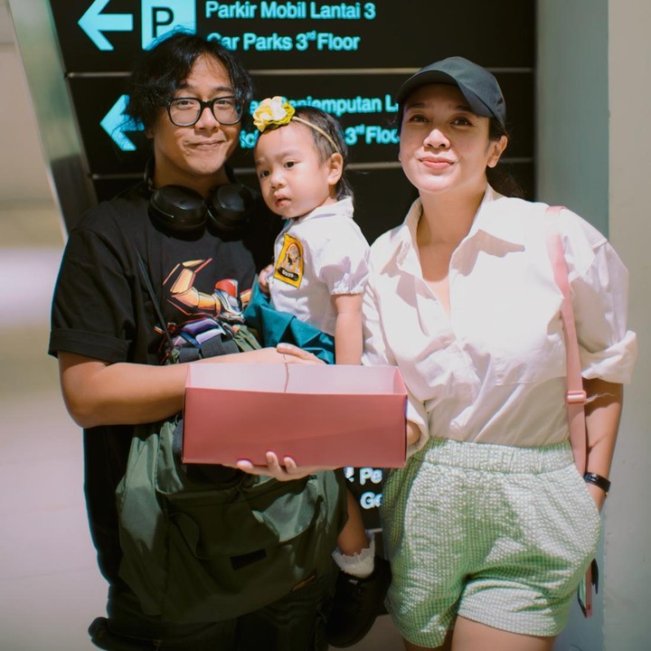 <p>Melalui media sosial Instagram, Dea sering membagikan potret Si Kecil. Beberapa waktu yang lalu, perempuan berusia 38 tahun ini mengajak Sanne menjemput sang ayah ke bandara. Rupanya, ini menjadi kejutan Sanne dan Dea untuk Ariel yang sedang berulangtahun. (Foto: Instagram @dea_ananda)<br /><br /><br /></p>