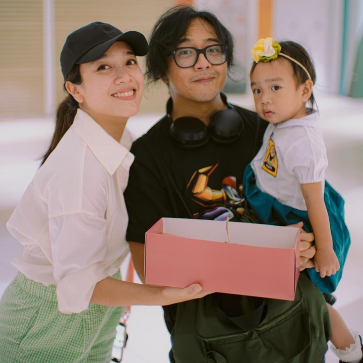 <p>Di tahun ini, usia Sanne sudah genap 2 tahun, Bunda. Ia tumbuh sehat dan menggemaskan. Sanne tampil menggemaskan dengan seragam ala anak SMP ini, Bunda. Bersama sang Bunda memberi kado yang dimasukkan ke kotak pink. (Foto: Instagram @dea_ananda)<br /><br /><br /></p>