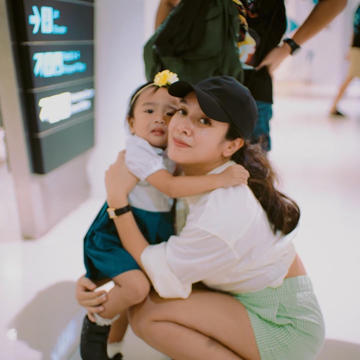 <p>Kebahagiaan Dea Ananda dan Andi Ariel Harsya alias Ariel Nidji semakin lengkap dengan kehadiran Sanne El Azhar. Putri pertama mereka ini lahir pada 14 Juni 2022 dan kini sudah pintar bergaya. (Foto: Instagram @dea_ananda)<br /><br /><br /></p>
