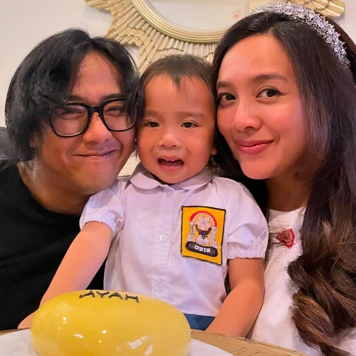 <p>Dalam potret tersebut, Sanne tampak lucu dengan kostum seragam SMP dan bando bunga kuning. "Anak kicik bajunya SMP," komentar netizen akun @ip*****.(Foto: Instagram @dea_ananda)<br /><br /><br /></p>