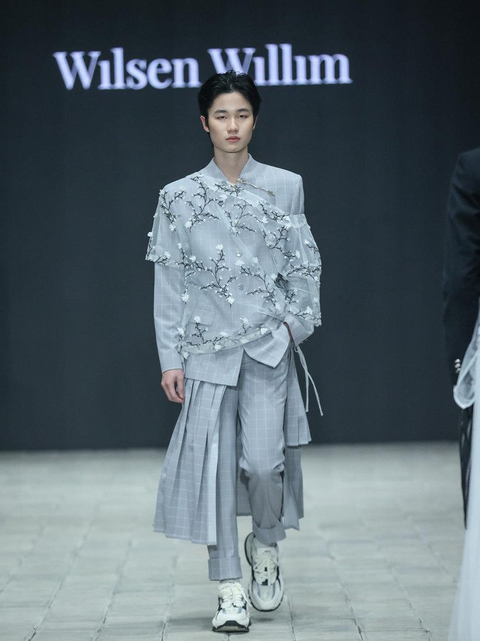 Tanpa meninggalkan DNA desainnya, busana yang kuat akan tailoring serta pinwheel (kincir angin) sebagai aksen maupun motif dijumpai pada koleksi. Selain itu, beberapa looks juga menampilkan batik yang selama ini turut menjadi daya tarik label Wilsen Willim/ Foto: Dok. Wilsen Willim