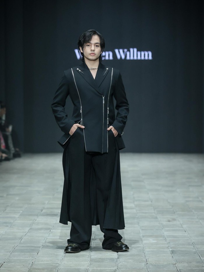 Kombinasi material juga memberikan tampilan yang unik, seperti katun, katun jepang, tulle dan quilt dalam warna-warni netral yang disulap menjadi celana, celana pendek, jaket, jas, mantel, kemeja, celemek lipit, korset, rok, dan kaus. Terdapat pula tulle dengan aksen flora yang beri sentuhan romantis/ Foto: Dok. Wilsen Willim