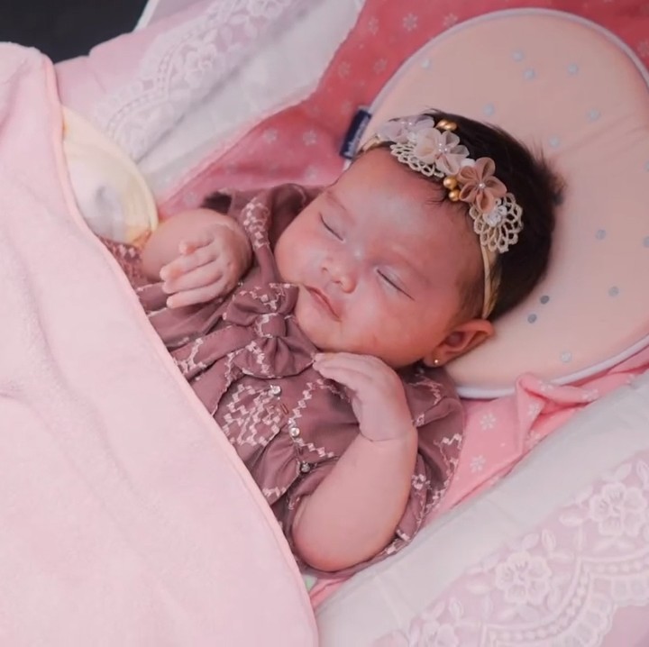 <p>Dalam video singkat yang dibagikan tersebut, Tengku Dewi sebut acaranya berlangsung lancar dan khidmat. "Masyallah Tabarakallah Acara Aqiqah ‘ZEYA SAVVANAH LUV’ kemarin berjalan khidmat & lancar," tulisnya. (Foto: Instagram @tengkudewiputri_tdp)<br /><br /><br /></p>
