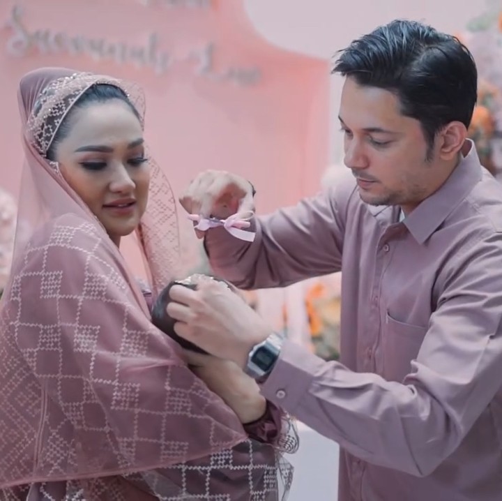 <p>Acara yang dibuat dengan tema serba <em>pink</em> ini juga dihadiri sang ayah, Andrew Andika. Saat ini, Tengku Dewi dan Andrew Andika memang tak lagi bersama. (Foto: Instagram @tengkudewiputri_tdp)<br /><br /><br /></p>